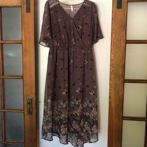 Pretty and lightweight sleeved dress